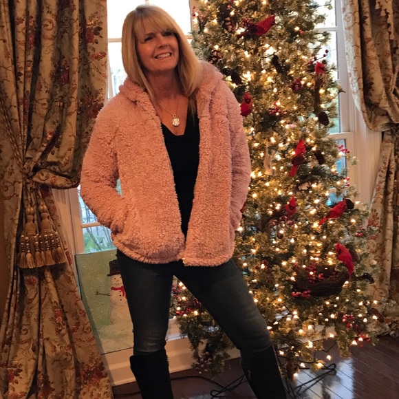 🎉BIG SALE!!🎉BLUSH PINK FAUX FUR SHERPA COAT!! - Picture 4 of 8